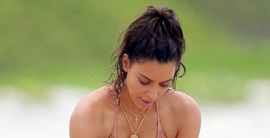 Kim Kardashian w roli matki na plaży